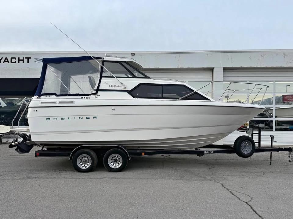 1996 Bayliner 2452