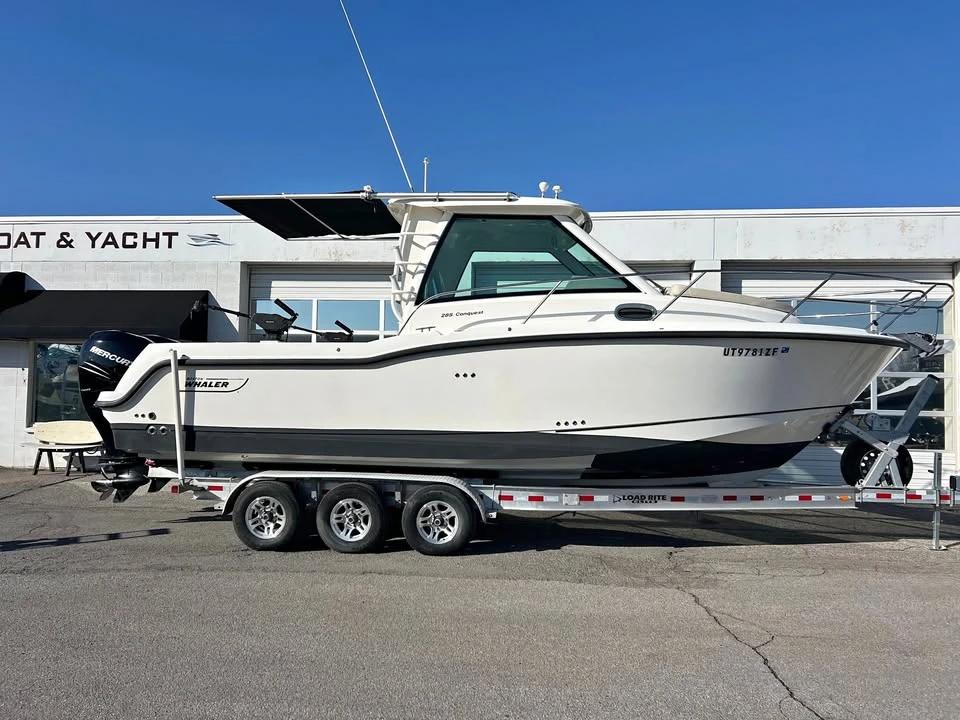 2016 Boston Whaler Conquest Pilot House 28