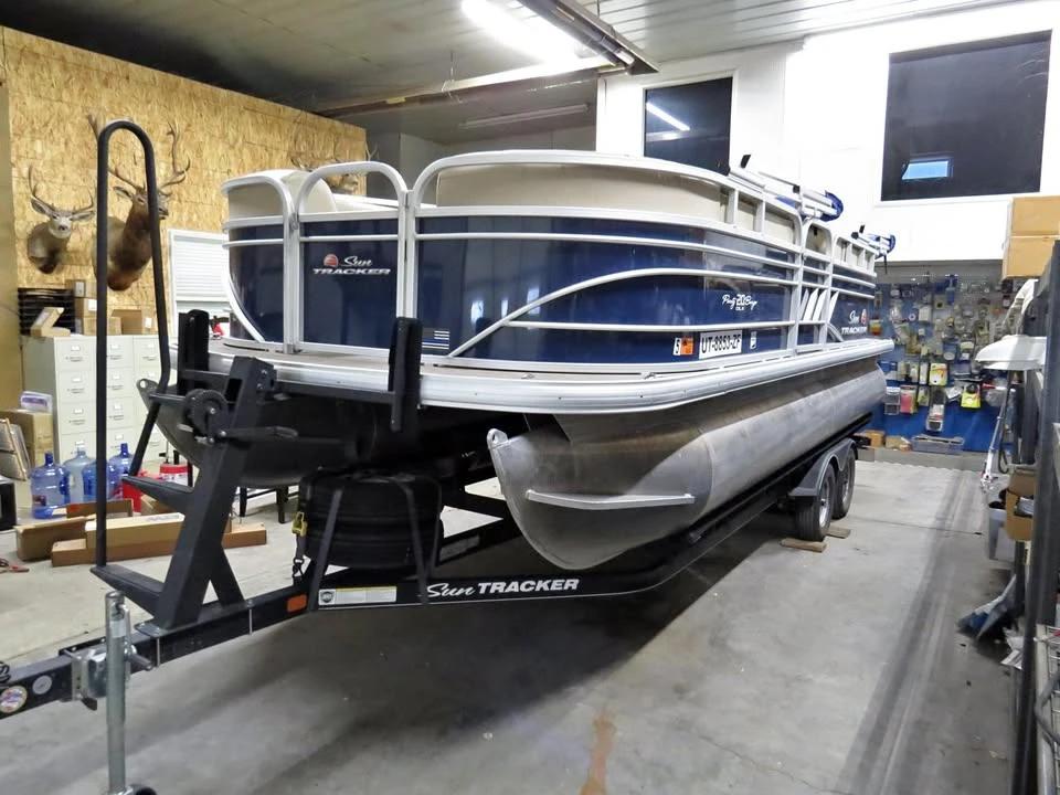 2020 Sun Tracker Party Barge 20dlx