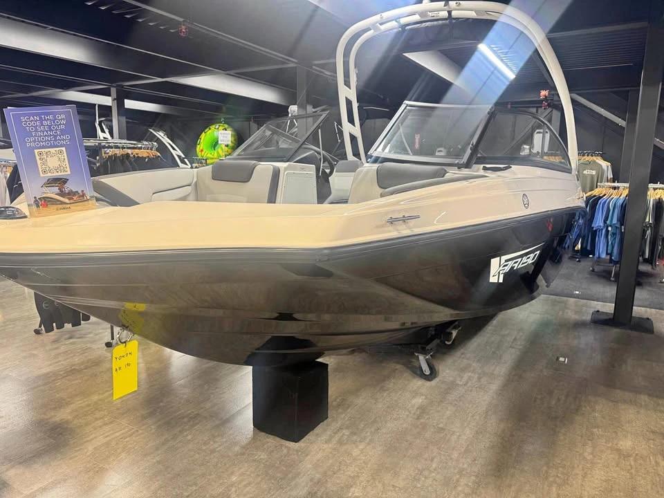 2025 Yamaha AR190