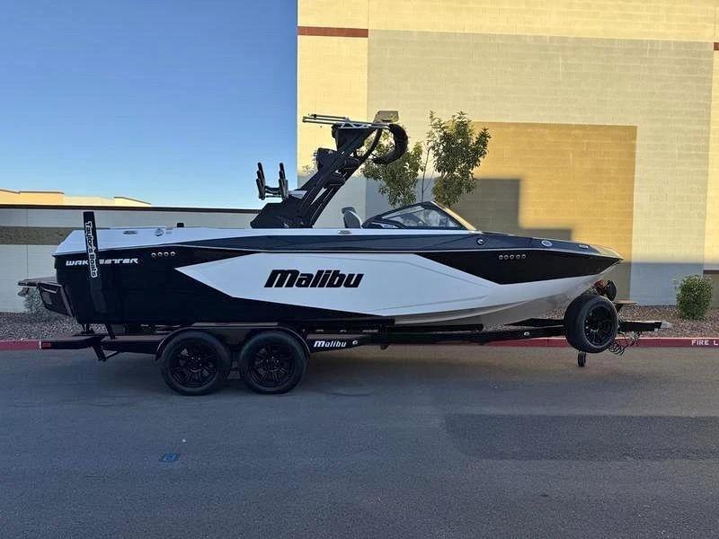 2024 Malibu 23 lsv