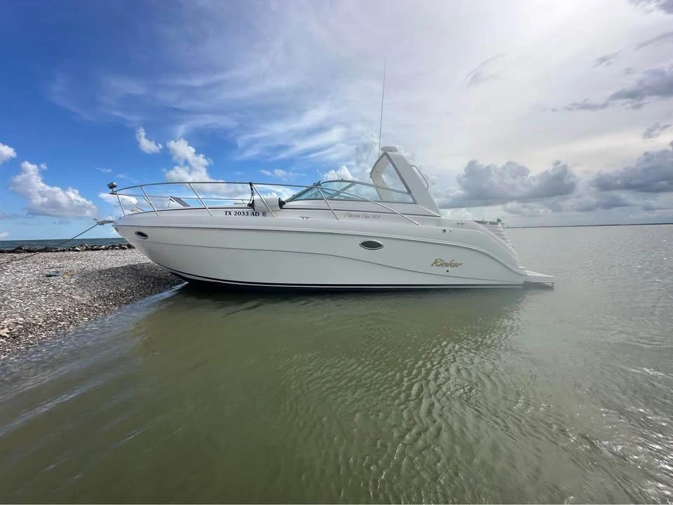 2003 Rinker 310 Fiesta