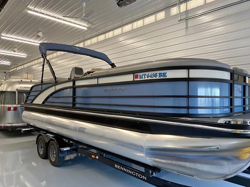 2021 Bennington 23rfb fastback