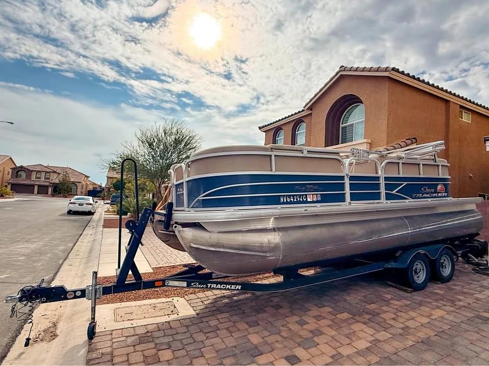 2019 Sun Tracker Party Barge 20 DLX
