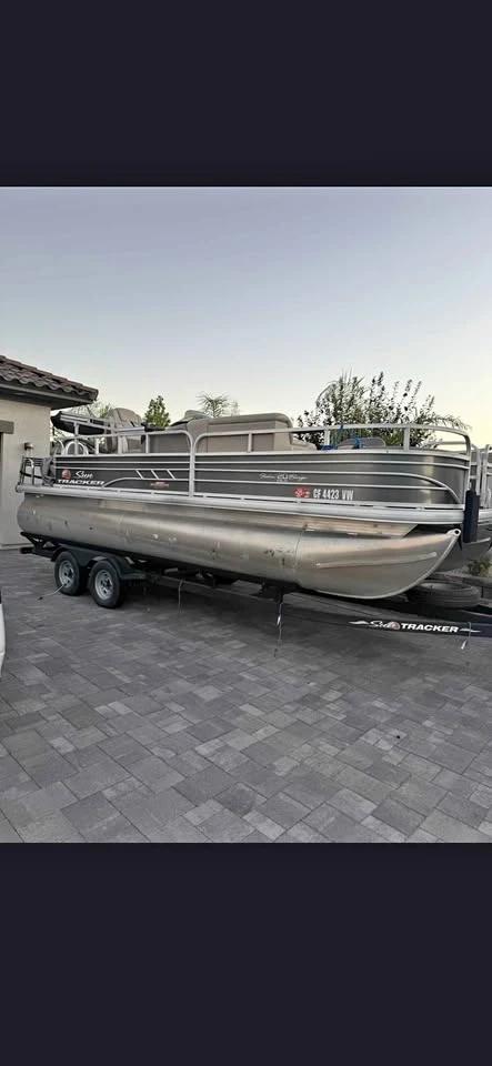 2024 Sun Tracker DLX