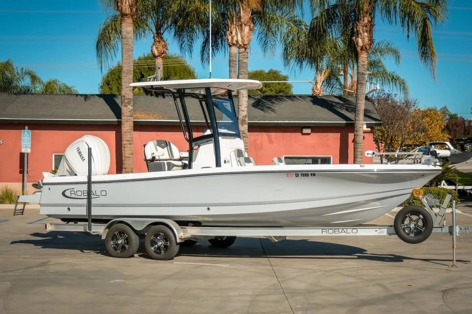 2024 Robalo 246 Cayman