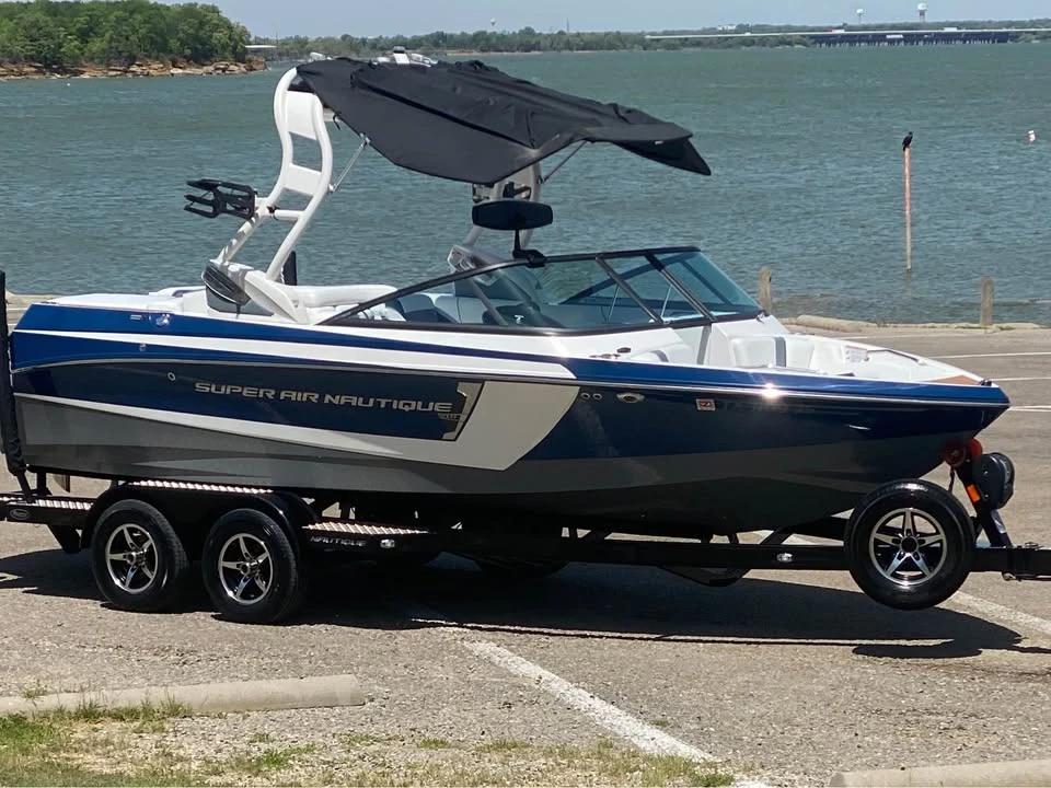 2016 Nautique 210
