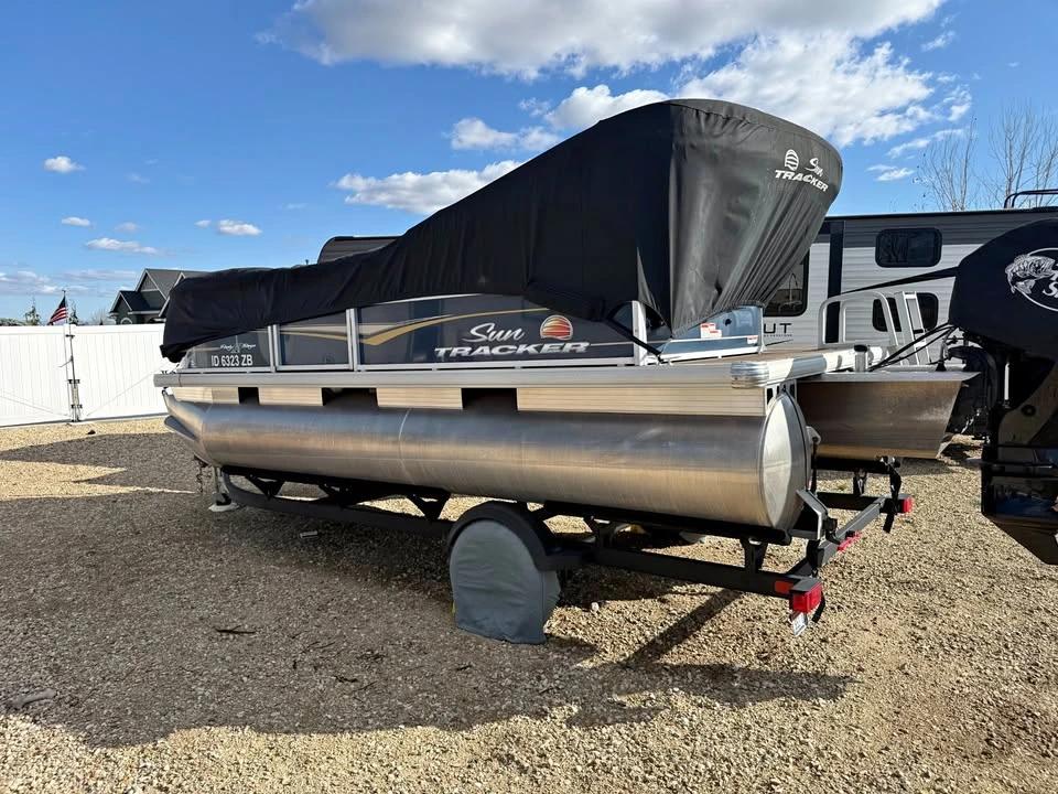 2021 Suntracker Party Barge 18LX
