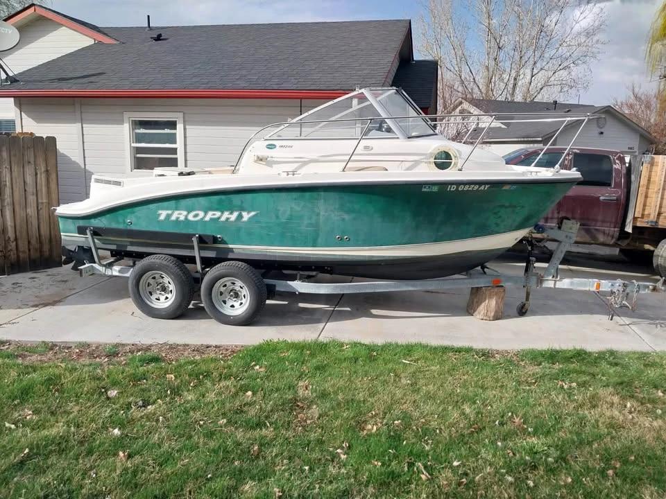2005 Trophy Fisherman 19′ Walk Around