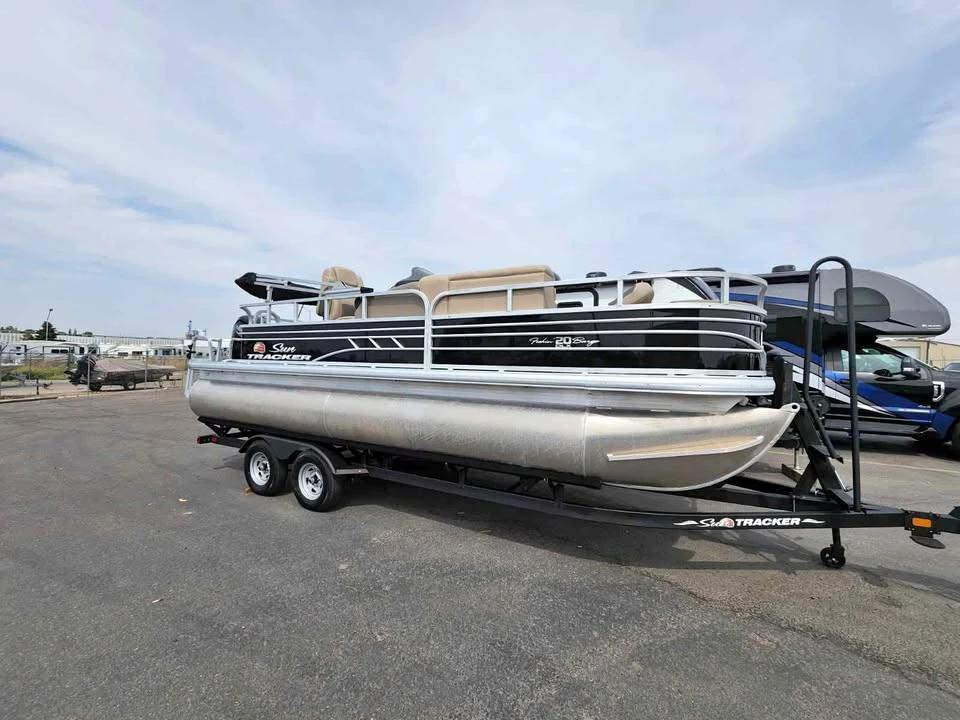2021 Sun Tracker Fishing Barge 22′