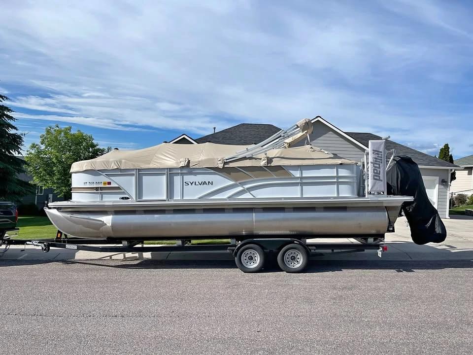 2022 Sylvan L3 Party Fish