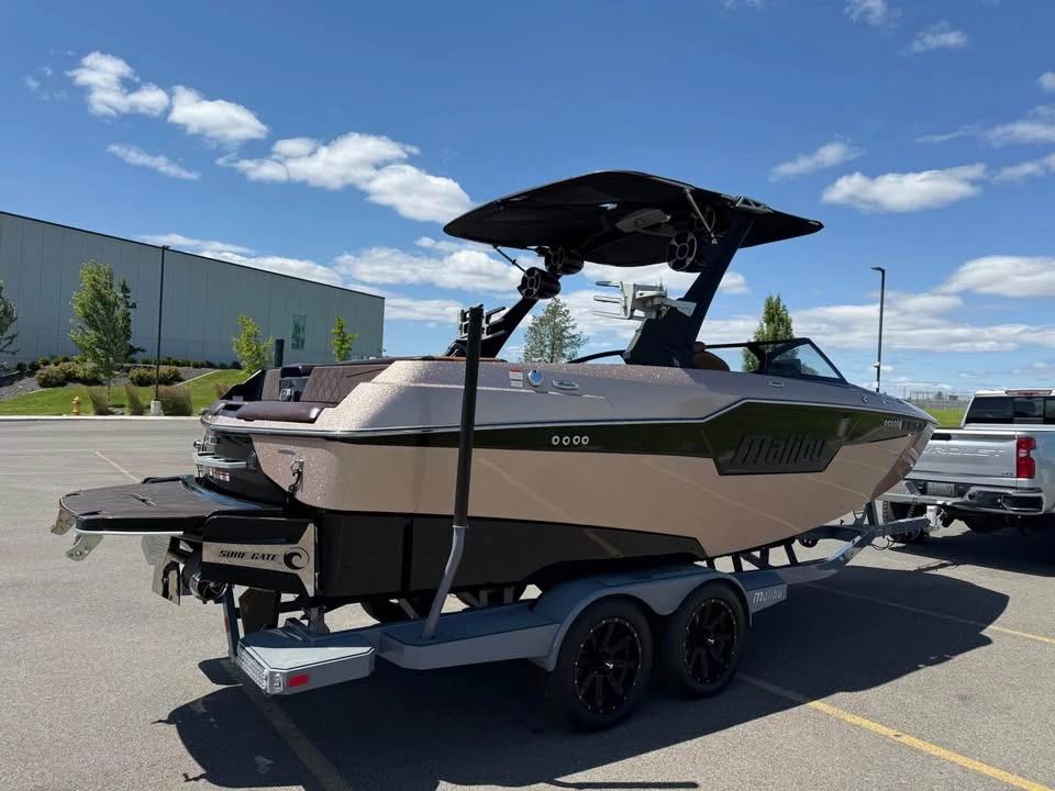 2021 Wakesurf/wakeboard boat Malibu M220