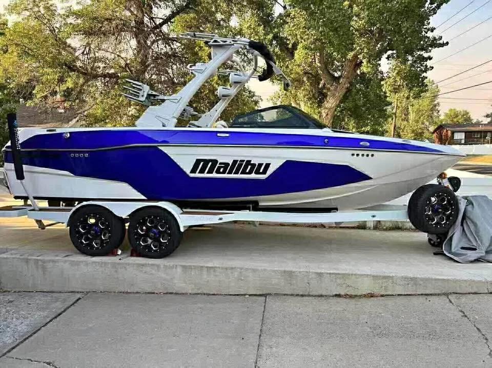 2022 Malibu 23 LSV