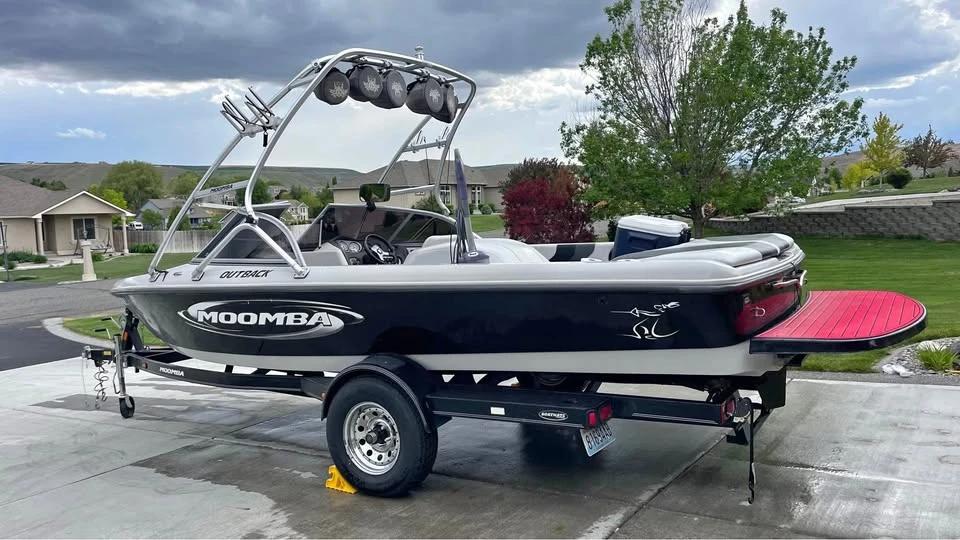 2005 Moomba Waterski boat