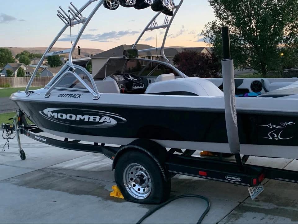 2005 Moomba waterski boat Outback ski