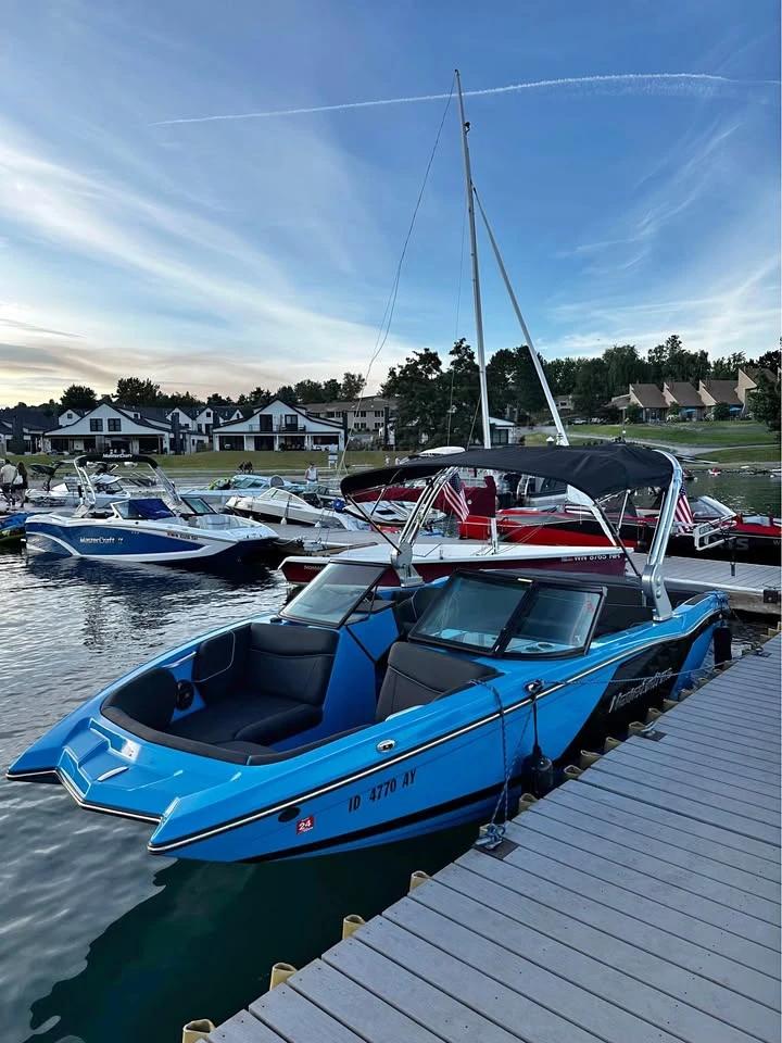 2019 Mastercraft nxt22 surf boat