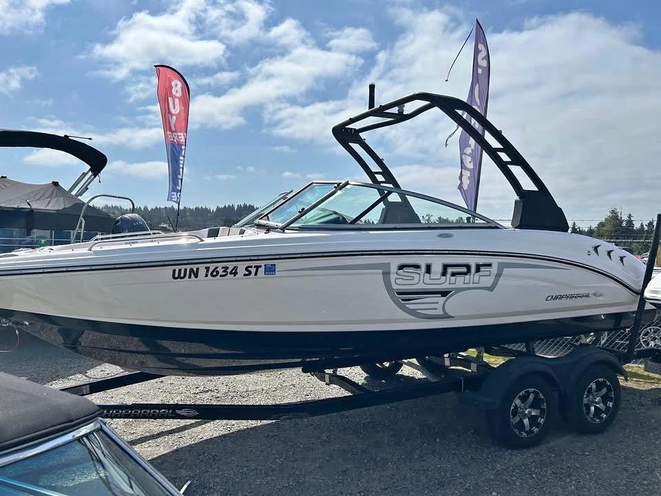 2019 Chaparral 23 surf