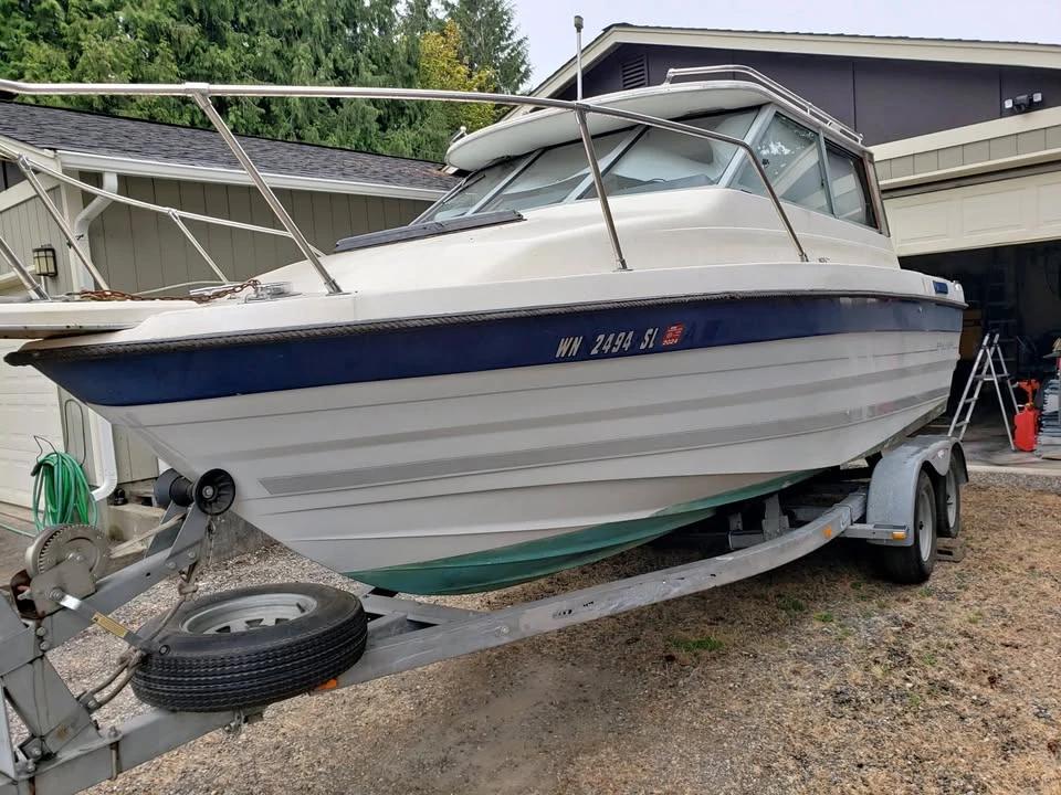 1989 Bayliner Trophy 2159 and 2000