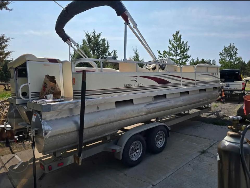 2003 Bennington Pontoon Boat