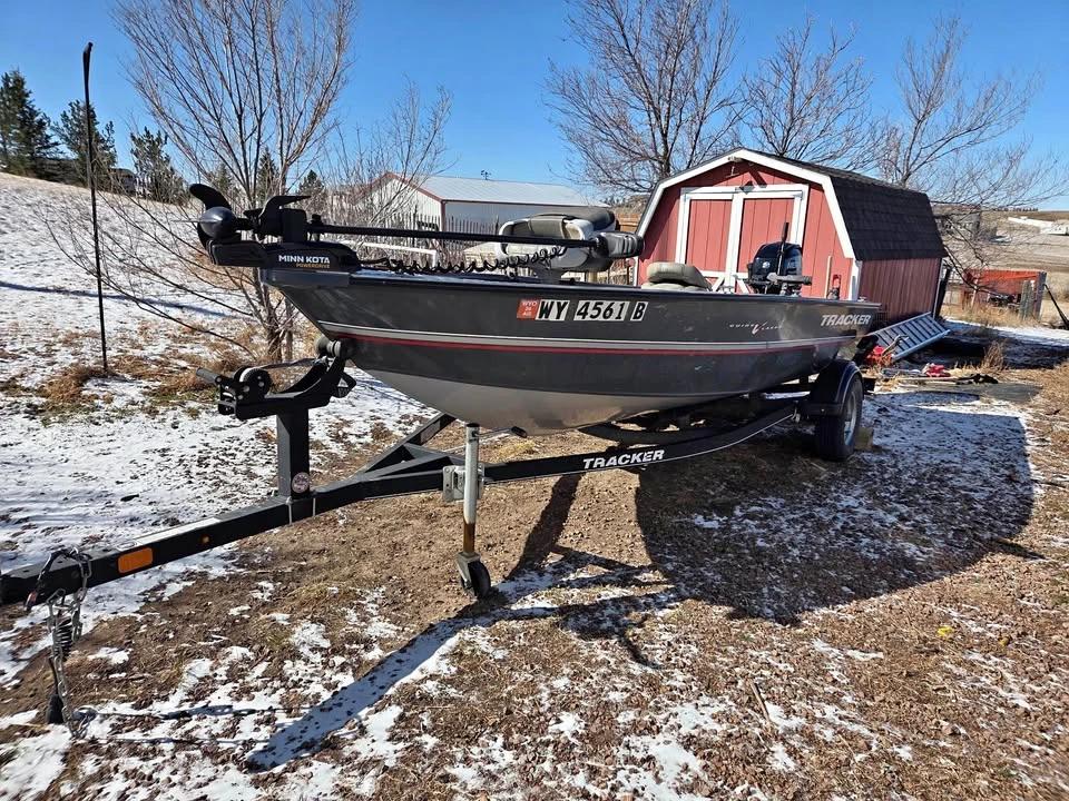 2018 Tracker V16 Laker