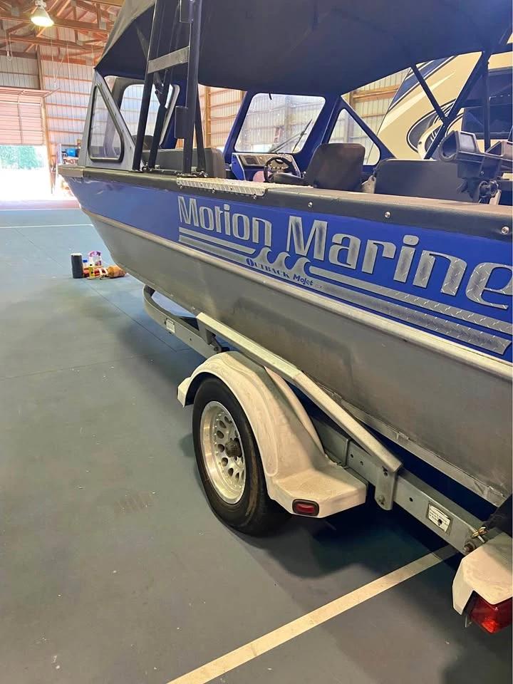 2005 Motion Marine 20 ft Inboard