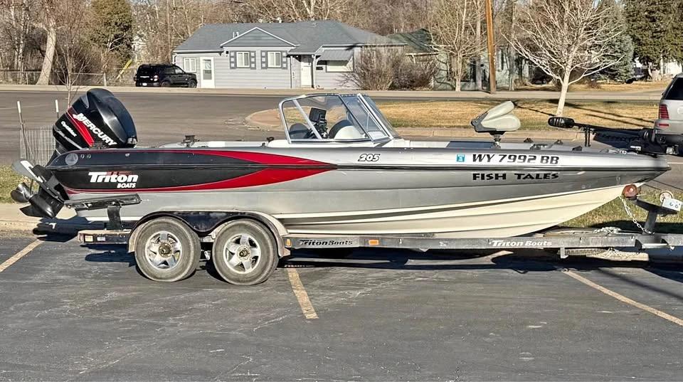 2001 Triton 205