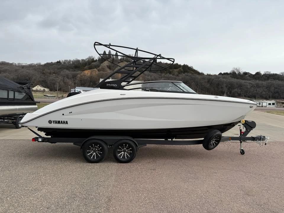 2025 Yamaha 252SD
