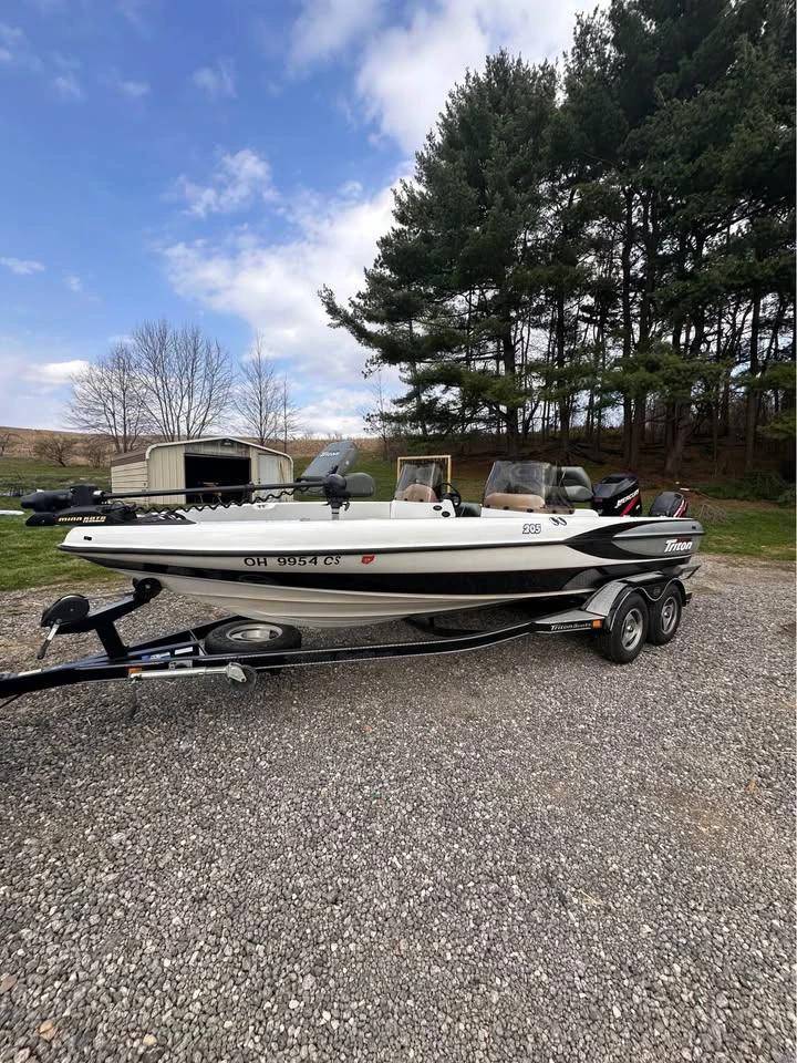 2001 Triton 205