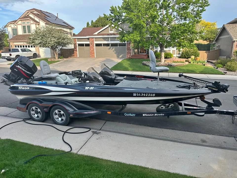 2001 Triton Bass Boat (21’)