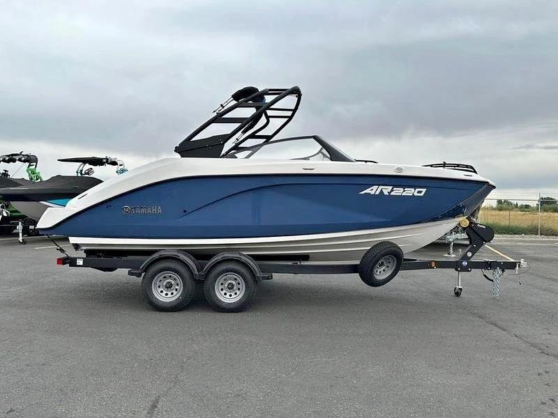 2025 Yamaha Boats ar220