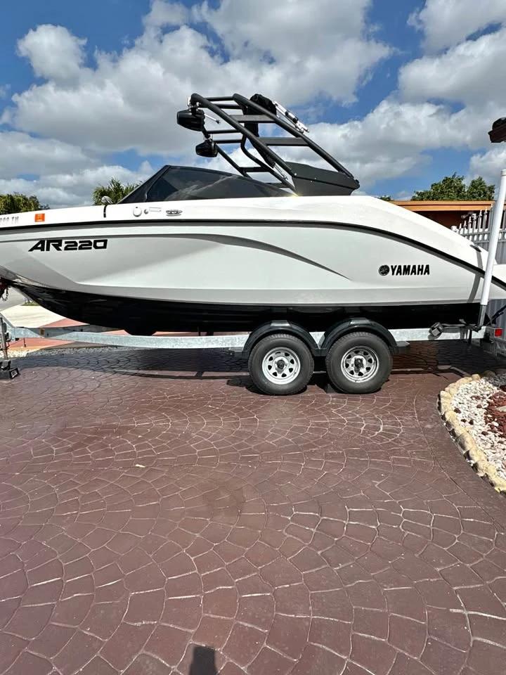 2023 Yamaha AR220