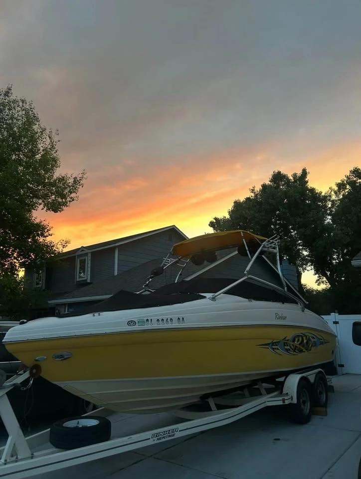 2005 Rinker Captiva 232