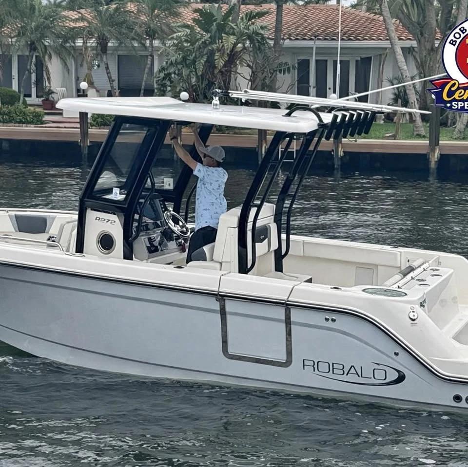 2022 Robalo R272 Center Console