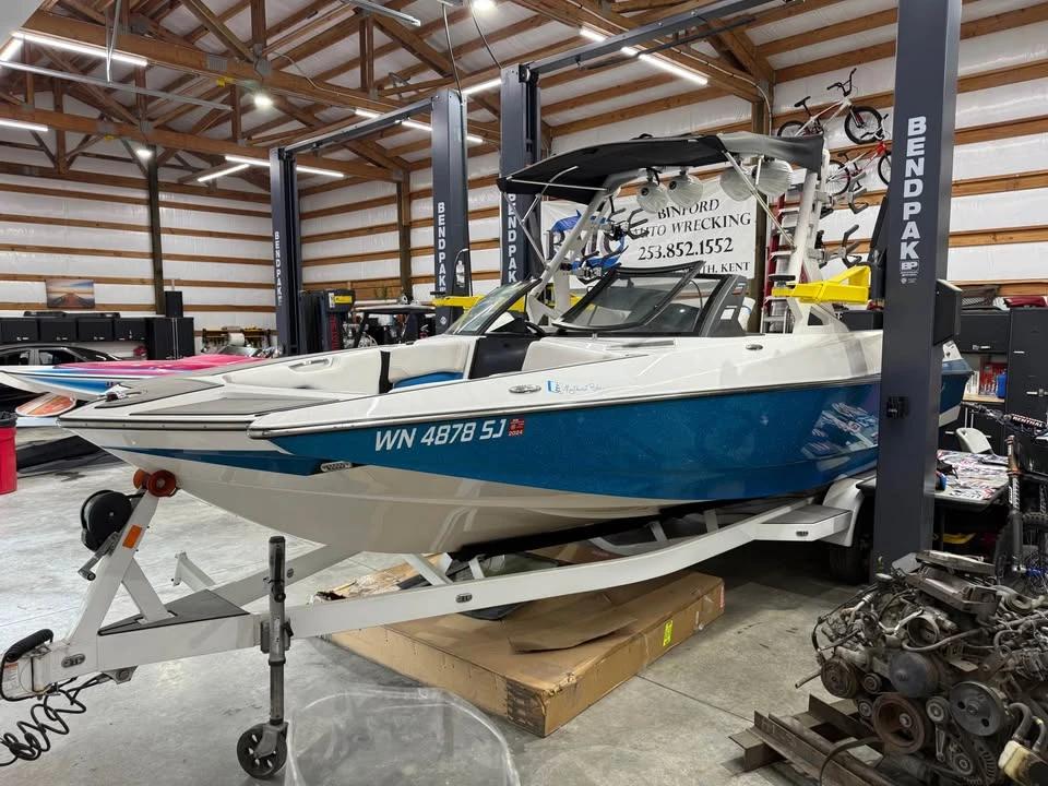 2016 Malibu Boats Axis A24