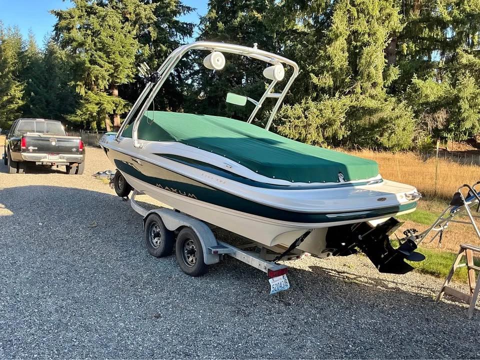 2000 maxum ski boat 2100 SR