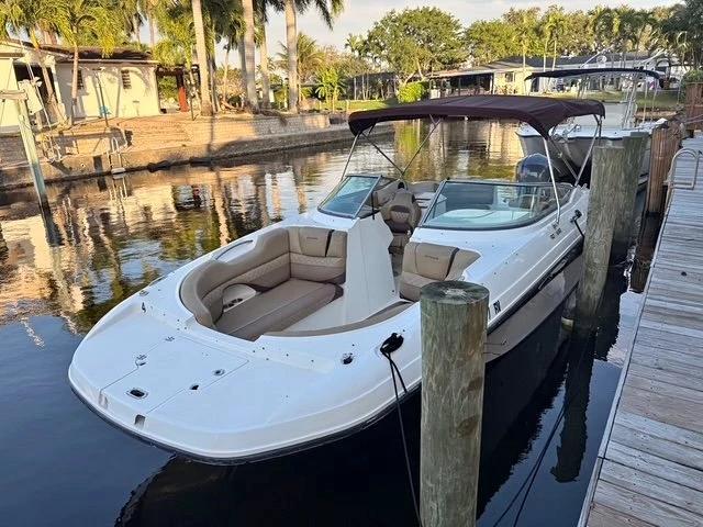 2019 Hurricane 2690 Sun Deck