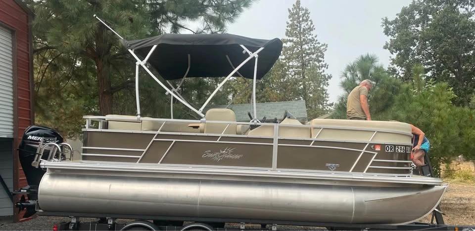 2019 Smokercraft sun chaser geneva 20.5
