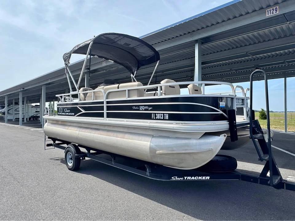 2017 Sun Tracker 20 DLX Fishing Barge