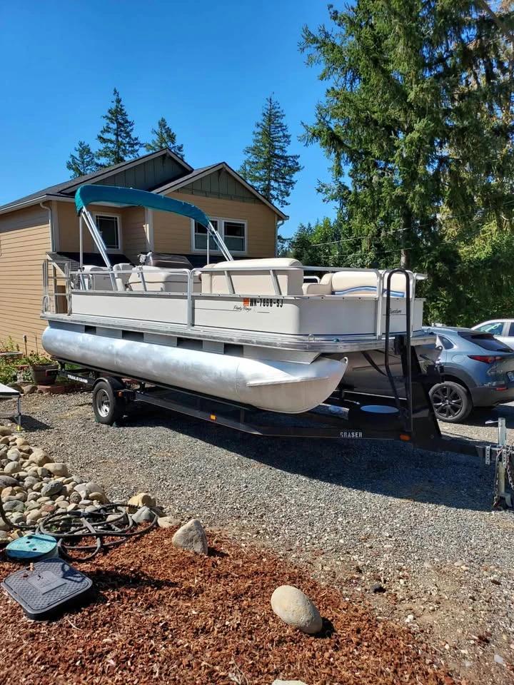 2005 Sun Tracker Party Barge Pontoon Boat