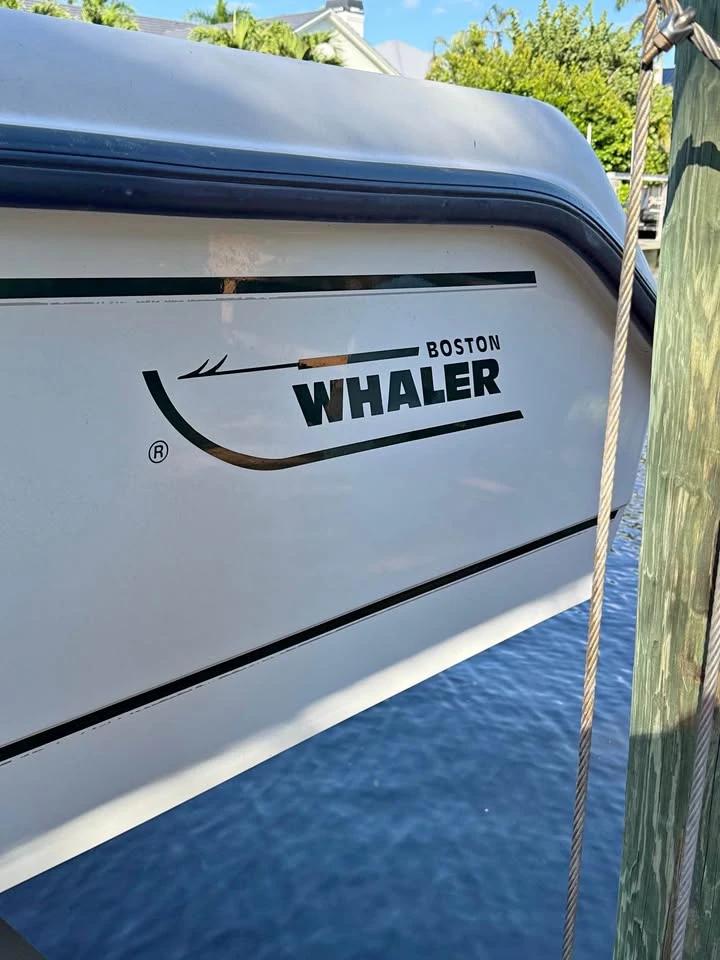 2001 Boston Whaler 210 Outrage