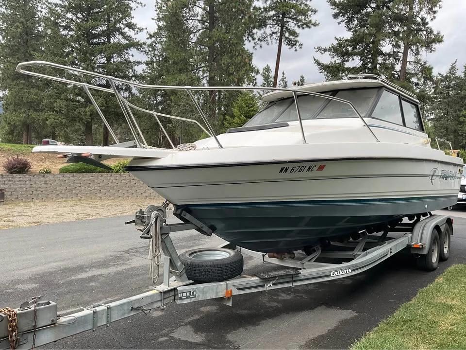 1991 Bayliner Trophy 24’ Sport 2459 Trophy Cuddy