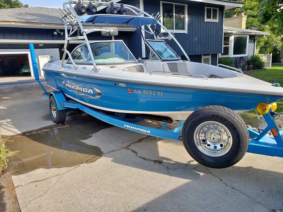 2008 Moomba outback wake boat Assault 5.7L V8