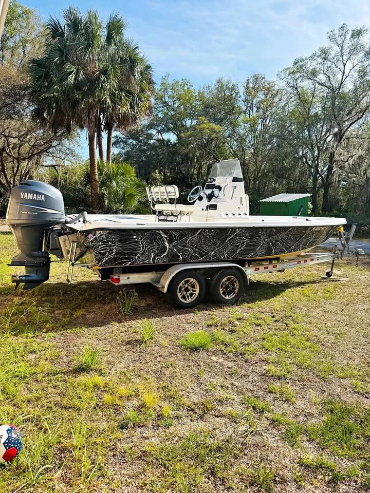 2004 Century 2202 Bay Boat