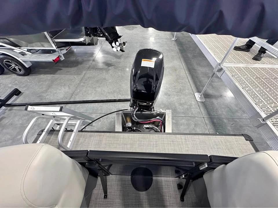 2026 Sunchaser 18ft - 50HP Fishing pontoon Vista 18 Fish