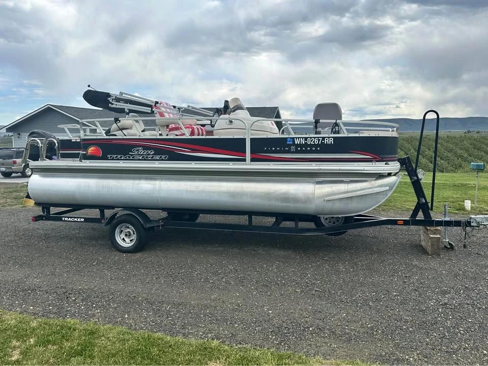2011 Sun Tracker fishing barge Fishin' Barge 21