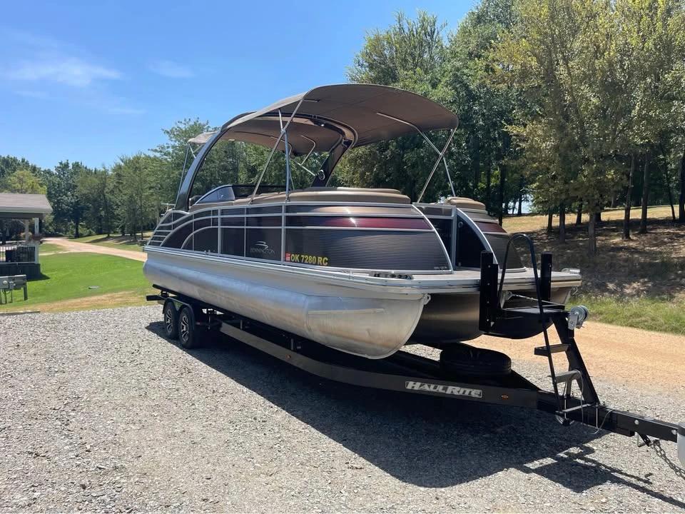 2016 Bennington 2552QCW