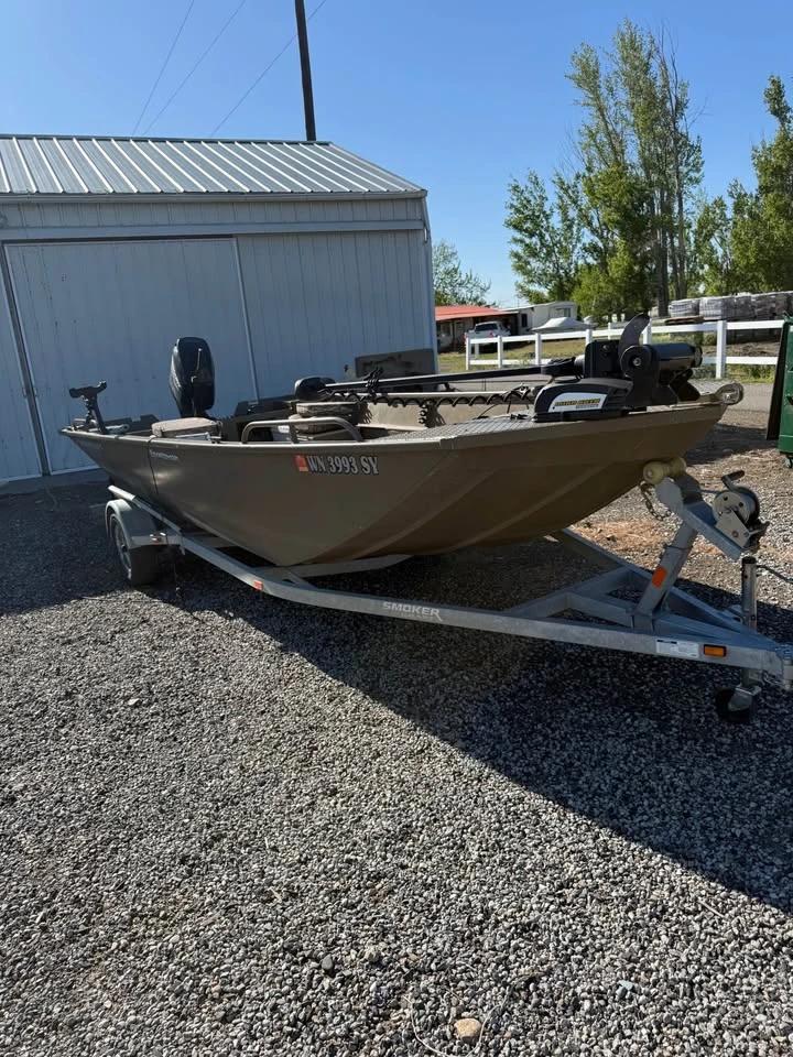 2021 Smokercraft sportsman 1866 Series