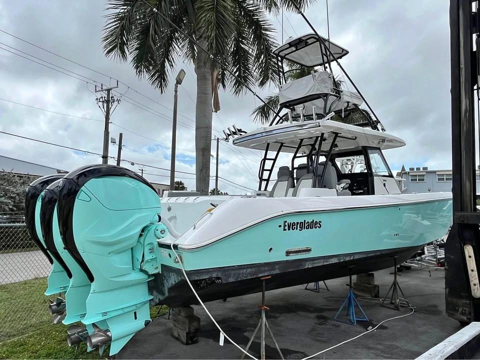 2024 Everglades 395 CC (Center Console)