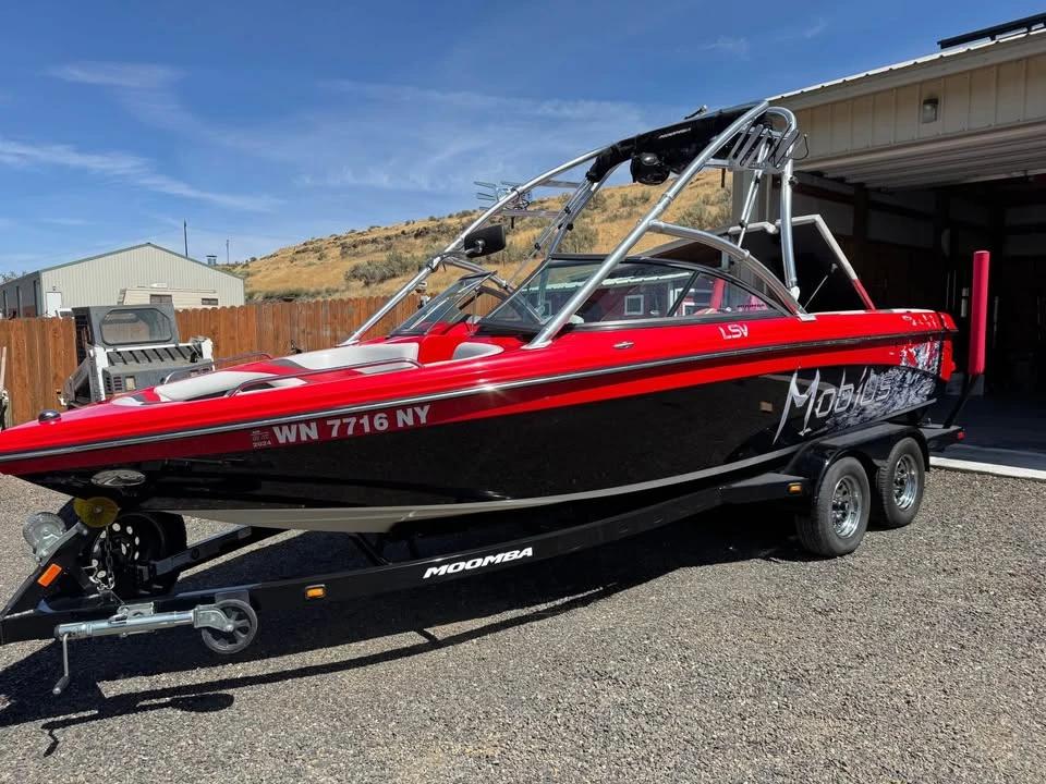 2009 Moomba Mobius LSV 22’ Mobius LSV