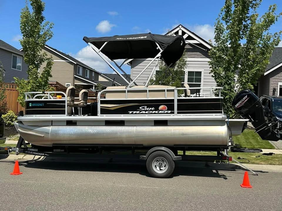 2021 Suntracker Bass Buggy